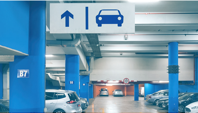 parking con muchos coches aparcados sin saber los tipos de accidentes que pueden haber, tipos de culpa y cómo reclamar la indemnizacion